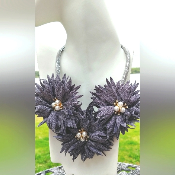 Flower petals statement necklace Grey NWT - Picture 2 of 5